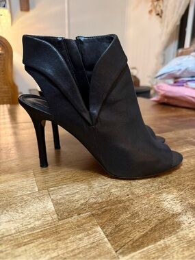Vince Camuto Womens Black Leather Peep Toe Zipper closure Careeta Heels Size 10